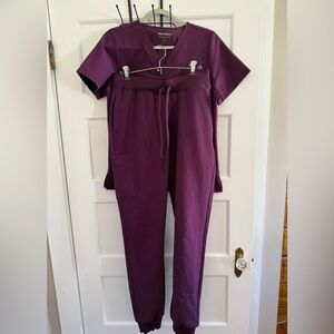 Women's mandala scrubs medium top and medium tall bottom. Color açaí